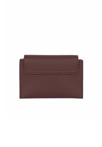Portafoglio in pelle marrone con texture, dotato di chiusura a patta e cuciture visibili. Forma rettangolare compatta, adatta per schede e piccoli oggetti.