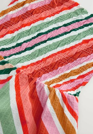 Prugaasta tkanina u bojama uključujući crvenu, ružičastu, zelenu i bijelu. Ima teksturiranu površinu s valovitim šavovima i različitim širinama pruga.