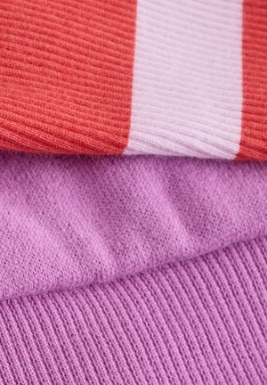 Tejido de punto en tres capas: una sección coral acanalada, una sección de rayas rosa claro y una sección texturizada lavanda suave debajo.