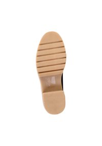 Semelle de chaussure noire avec une surface en caoutchouc beige lisse, comportant des rainures pour l'adhérence et une pointe arrondie. Design de talon plat pour la stabilité.