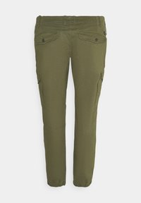 Olivově zelené cargo kalhoty mají slim fit, více kapes, elastické manžety a hladkou texturu s vyztuženými koleny.