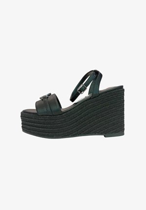 Sandalo con zeppa nero con suola piattaforma alta intrecciata, punta aperta, cinturino alla caviglia e piccola fibbia metallica sulla fascia anteriore.
