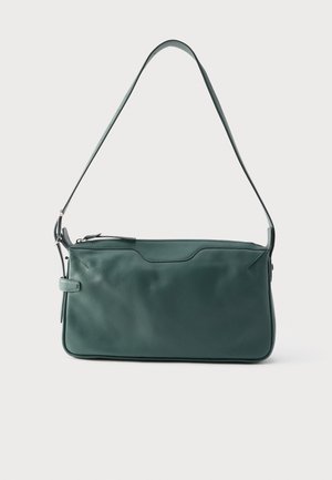 Borsa a tracolla in pelle verde scuro con chiusura a cerniera e tracolla regolabile su sfondo bianco.