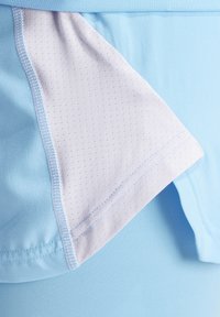 Lichtblauwe sportshorts met een gestructureerde, lichtpaarse binnenvoering met een ruitpatroon. Zacht, vochtregulerend materiaal.