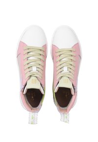 Sneakers alte multicolori con pelle rosa e bianca, dettagli testurizzati, lacci beige e linguette sul tallone verdi.