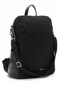 Mochila negra con una textura de tela suave y un diseño elegante. Cuenta con un asa superior, correas ajustables y acentos de hardware en plata.