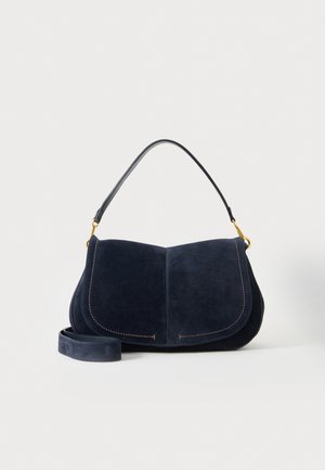 Bolso de hombro de ante azul marino con solapa curva y detalles dorados, mostrado con una correa ajustable a juego sobre un fondo blanco.