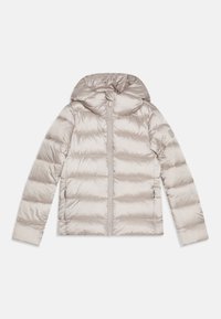 Veste rembourrée beige avec capuche, présentant des panneaux horizontaux matelassés, une fermeture éclair à l'avant et une texture de tissu lisse et brillante.