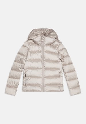 Giubbotto imbottito beige con cappuccio, caratterizzato da pannelli orizzontali trapuntati, una cerniera frontale e una texture del tessuto liscia e lucida.