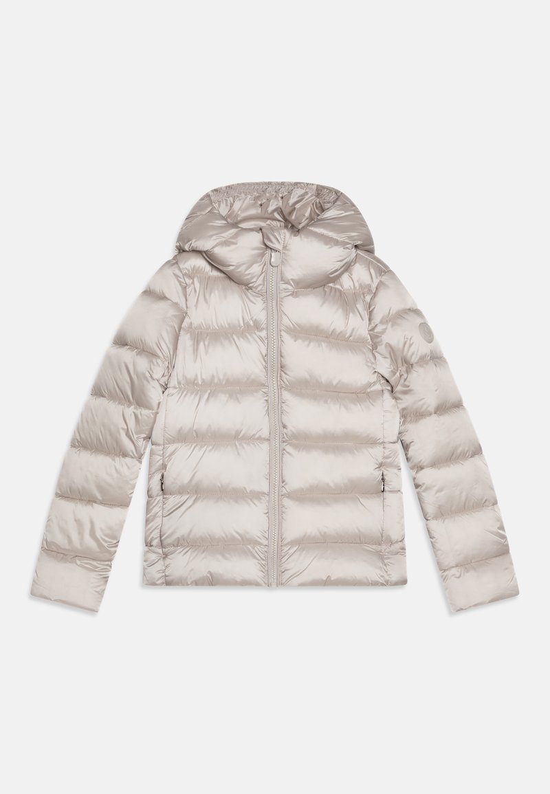 Veste rembourrée beige avec capuche, présentant des panneaux horizontaux matelassés, une fermeture éclair à l'avant et une texture de tissu lisse et brillante.