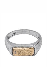 Sudraba gredzens ar taisnstūrveida zelta akcentu, teksturētu virsmu, uz iekšējā gredzena iespiests vārds "ALIVE". Vienkāršs, ģeometrisks dizains.