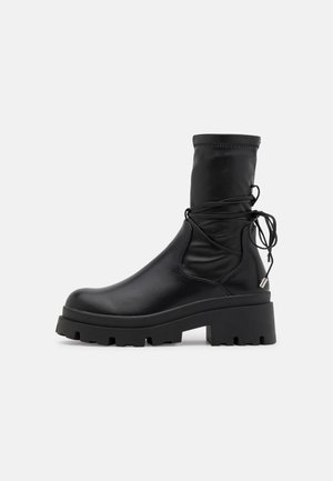 Enkellaarsjes met plateauzool - black
