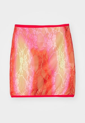 Przezroczysta koronkowa mini spódniczka w gradientzie różów i czerwieni, zdobiona kwiatowym wzorem, wykończona jednolitą czerwoną talią.