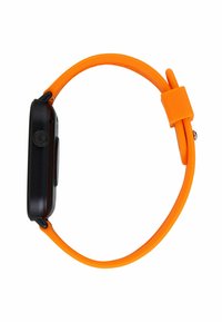 Orologio intelligente nero con quadrante rettangolare arrotondato e cinturino in silicone arancione. Presenta un pulsante laterale e una chiusura sicura del cinturino.