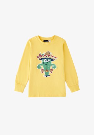 Chemise jaune à manches longues avec un personnage de cactus dessin animé portant un sombrero et tenant des maracas de chaque côté.