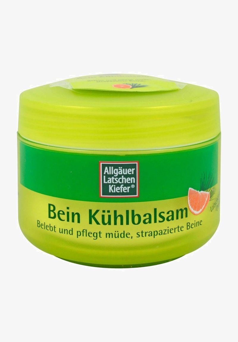 Grünes und gelbes Glas mit Allgäuer Latschen Kiefer Bein Kühlbalsam, einem kühlenden Beinbalsam mit Grapefruit- und Kieferillustration auf dem Etikett.