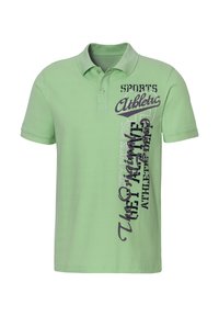 Hellgrünes Polohemd mit kurzen Ärmeln, bedrucktem Schwarz-Weiß-Text, zwei Knöpfen und klassischem Kragendesign.