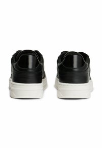 Sneakers in pelle nera con una finitura lucida, suole in gomma bianca e colli imbottiti. Design testurizzato sui lati per un tocco di dettaglio in più.