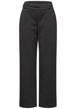 Szare, szerokie spodnie wykonane z teksturowanej tkaniny. Posiadają płaski przód z paskiem w talii oraz dwa boczne guziki. Brak widocznych kieszeni.