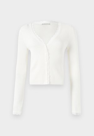 Biely rebrovaný dlhý rukáv skrátený kardigán s gombíkmi a čipkovými detailami na manžetách a výstrihu.