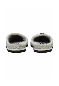 Zapatillas de casa grises con un interior suave y texturizado y una suela de goma negra; presentan detalles tejidos en la parte trasera y un diseño minimalista.