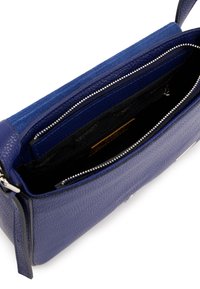 Blaue Leder-Crossbody-Tasche mit strukturiertem Äußeren, Reißverschluss und organisiertem Innenraum mit mehreren Fächern.