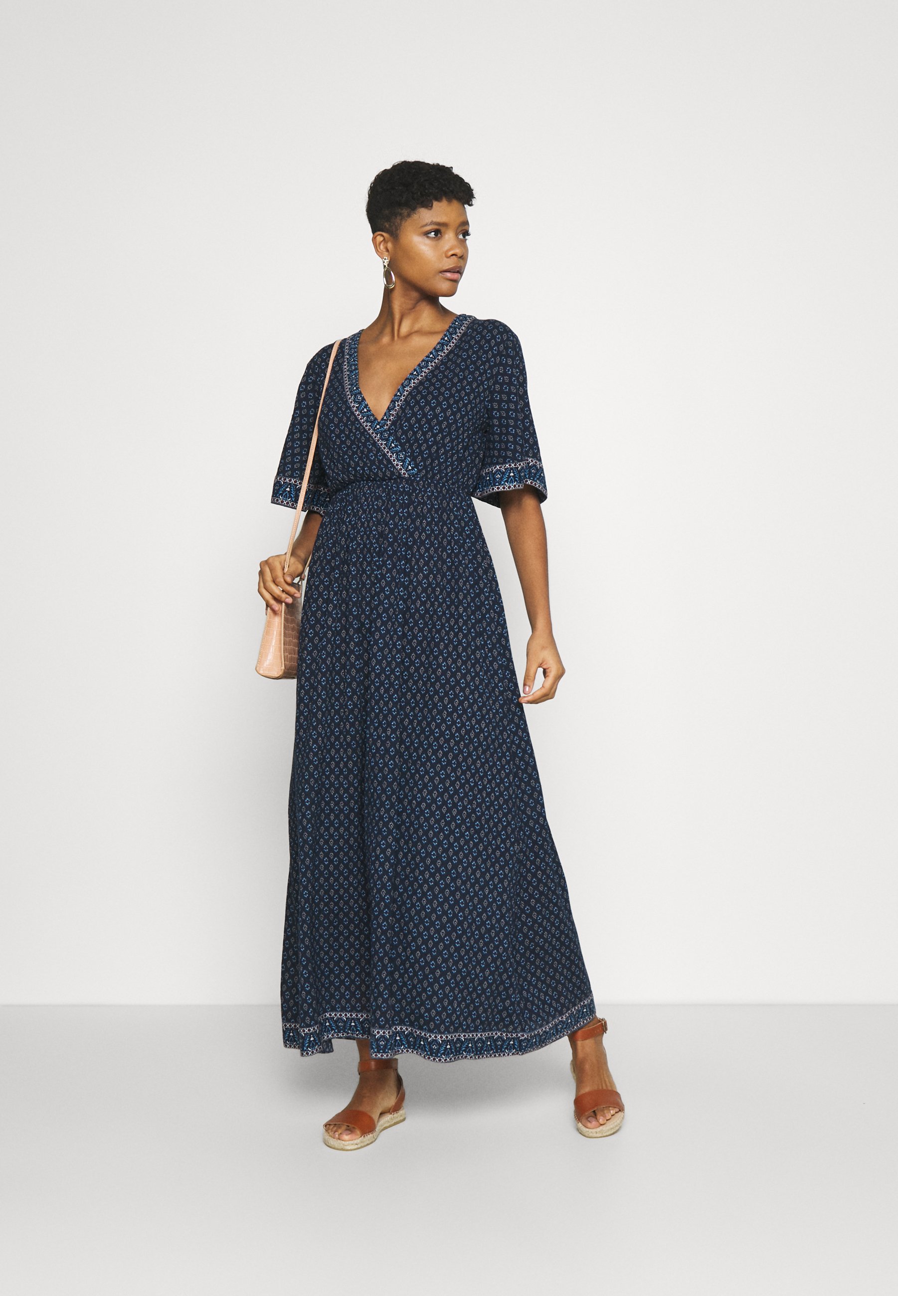 المضغ pepe jeans kleidid maxsi 