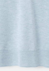 Tissu tricoté bleu clair avec ourlet côtelé, montrant une texture douce et un motif de tricotage fin.