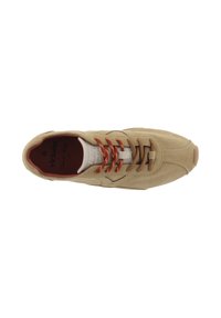 Zapatillas de ante beige con acentos marrones, cordones naranjas, punta redondeada y lengüeta blanca contrastante. El interior muestra el logo de la marca y detalles.
