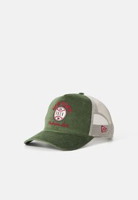 Gorra de pana verde con visera curvada, logo bordado en rojo "NEW YORK", lados de malla y cierre trasero ajustable.