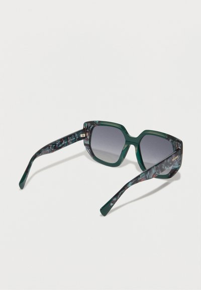Zelené slnečné okuliare v štvorcovom tvare so šedými tónovanými sklami, s mramorovanými čierno-zelenými stranami. Výrazné logo na strane.