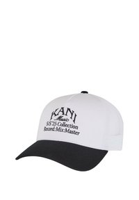 Schwarze und weiße Mütze mit gebogenem Schirm. Mit gesticktem Text: "KANI Music S/S '25 Collection Record: Mix: Master." Text in Schwarz auf der Vorderseite.