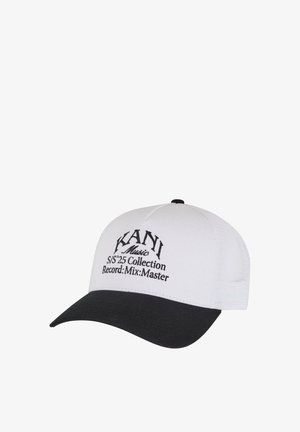 Fehér és fekete sapka ívelt karimával. Hímzett szöveggel rendelkezik: "KANI Music S/S '25 Collection Record: Mix: Master." A szöveg fekete színű az elején.