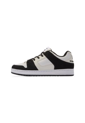 Baskets noir et blanc avec une tige en daim et cuir, dotées d'un col rembourré, d'un design à lacets et d'une semelle en caoutchouc. Logo notable sur le talon.