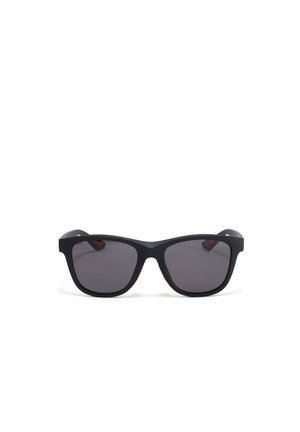 Schwarze rechteckige Sonnenbrille mit dunkel getönten Gläsern und einem schlanken Gestell, dargestellt vor einem schlichten weißen Hintergrund.
