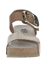 Sandale à semelle en liège avec une bride en simili cuir tan, un dessus beige texturé et un accent en boucle dorée brillante. Design plat et ouvert à l'avant.