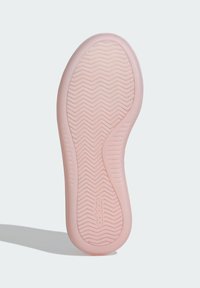 Gumeni potplat u blijedo ružičastoj boji sa uzorkom u obliku cik-cak; glatka tekstura s utisnutim logotipom blizu pete.