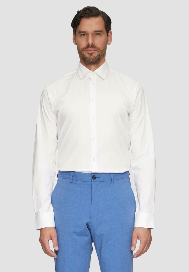 Witte langemouwen overhemd met een spread collar, gecombineerd met lichtblauwe tailor-made broek, met een soepel textuur en een flat front ontwerp.
