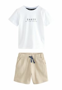 Witte katoenen T-shirt met de tekst “BAKER BY TED BAKER”, gecombineerd met beige shorts met een elastische tailleband en een marineblauwe koord.