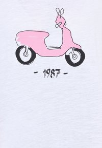 Camiseta blanca con un gráfico de un scooter rosa con contornos negros. Debajo, el año "1987" está impreso en una fuente casual.