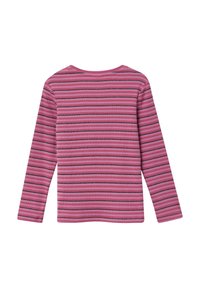 Rozā garām piedurknēm t-krekls ar melnām horizontālām svītrām, ribotā tekstūrā un apaļu kakla izgriezumu. Aizmugures skats parāda pilnu garumu un piedurkņu detaļas.