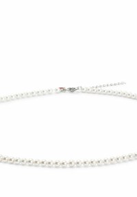 Collier en perles avec des perles blanches de taille uniforme disposées en une seule rangée, doté d'un fermoir en argent et d'une extension de chaîne ajustable.