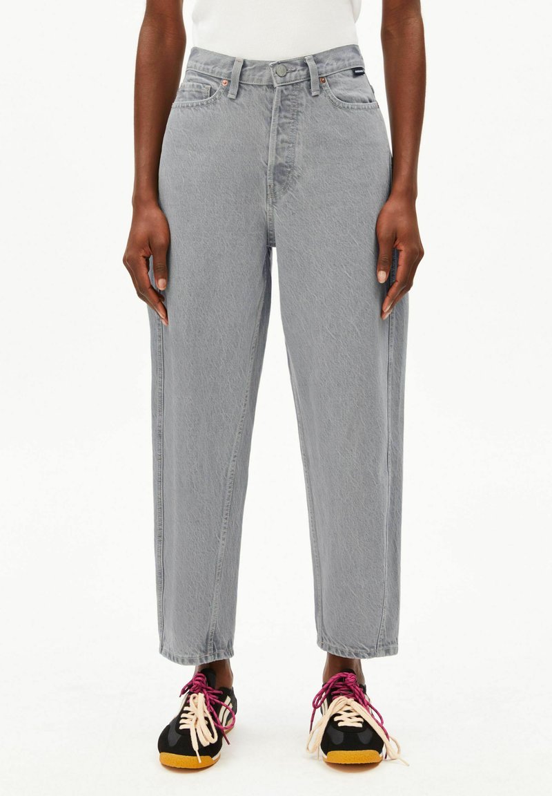 Jean gris taille haute à coupe décontractée, avec fermeture à bouton et fermeture éclair, cinq poches et texture subtilement délavée.