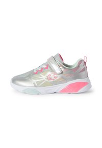 Silberner Sportschuh mit einem Obermaterial aus Mesh, rosa Akzenten und einem Klettverschluss. Verfügt über eine strukturierte weiße Sohle mit hellgrünen und pinken Details.