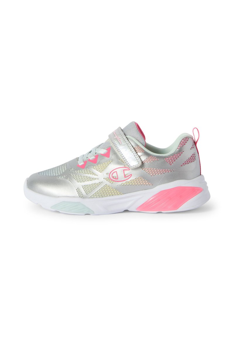 Silberner Sportschuh mit einem Obermaterial aus Mesh, rosa Akzenten und einem Klettverschluss. Verfügt über eine strukturierte weiße Sohle mit hellgrünen und pinken Details.