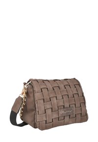 Bolso de cuero tejido marrón con forma rectangular, que presenta una correa de cadena dorada y un parche con logo en la parte frontal para un detalle adicional.