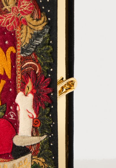 Clutch decorativa in tessuto con vivaci ricami, hardware dorato, bordo in tessuto nero e intricati motivi floreali e di candele.