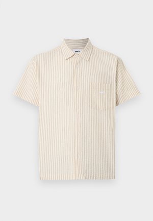 Beige kortermet skjorte med knappelukking, vertikale striper, krage, brystlomme og liten hvit "OBEY"-logo på lommen.