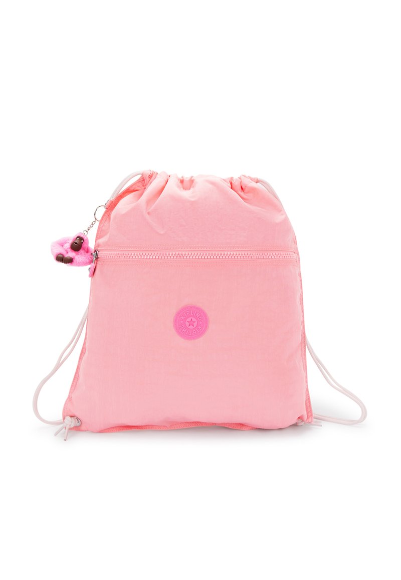 Bolso de cuerda rosa hecho de tela ligera, con un bolsillo frontal con cremallera y un adorno de llavero decorativo. Presenta cuerdas blancas.