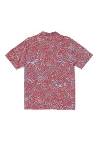 Camisa de manga corta con un patrón floral rojo sobre un fondo azul claro, que presenta un cuello clásico y un dobladillo recto.
